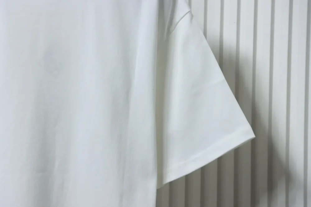 Kurzärmliges T-Shirt mit vierblättrigem Kleeblatt und silbernem Aufdruck – Bild 15