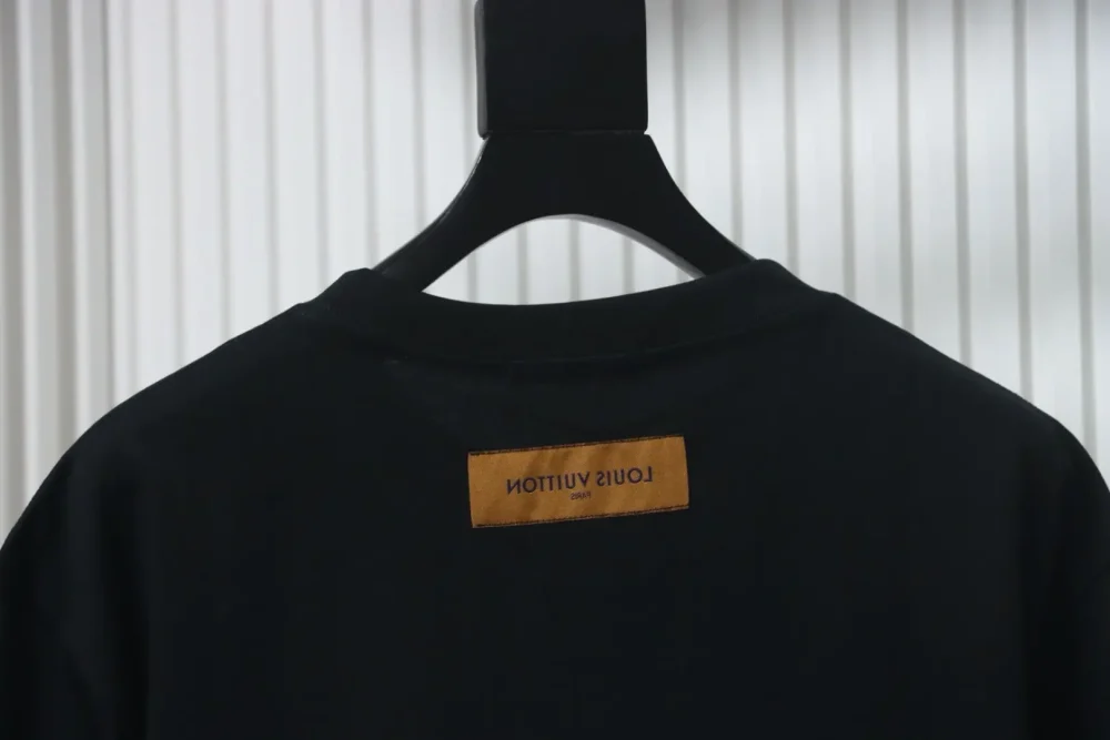 Kurzarm-T-Shirt mit Farbetikett an der Schulter – Bild 4