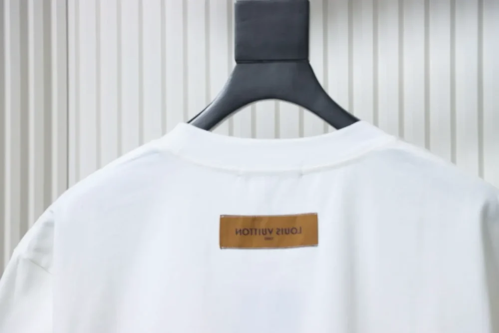 Kurzarm-T-Shirt mit Farbetikett an der Schulter – Bild 16