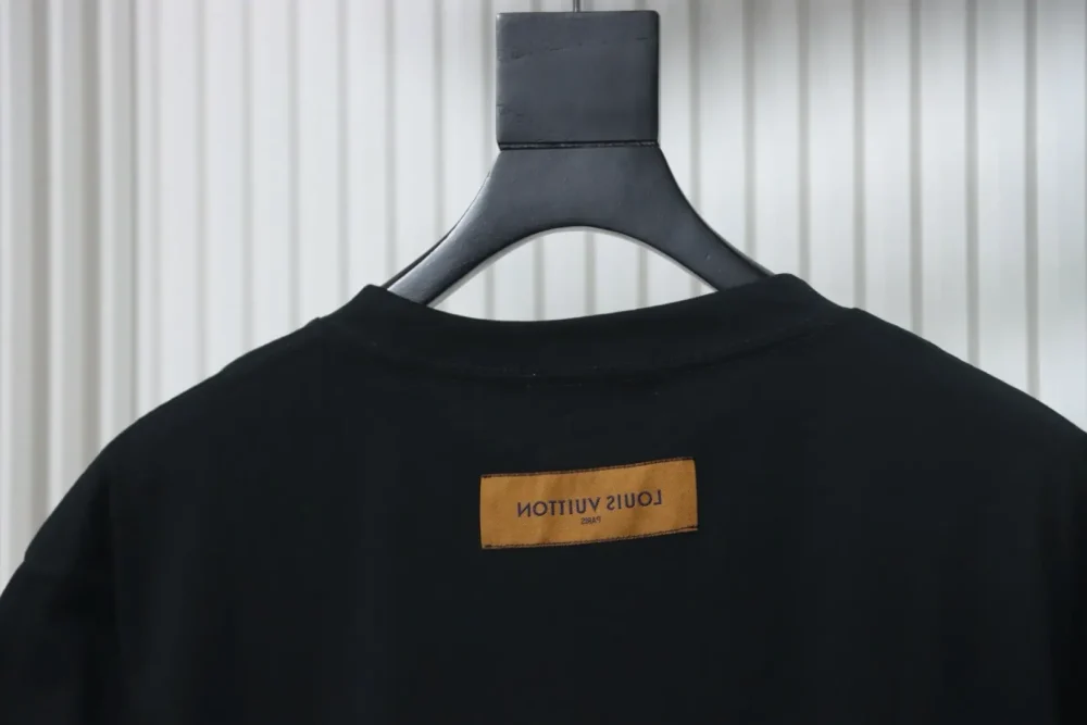 Kurzarm-T-Shirt mit vierblättrigem Kleeblatt – Bild 4