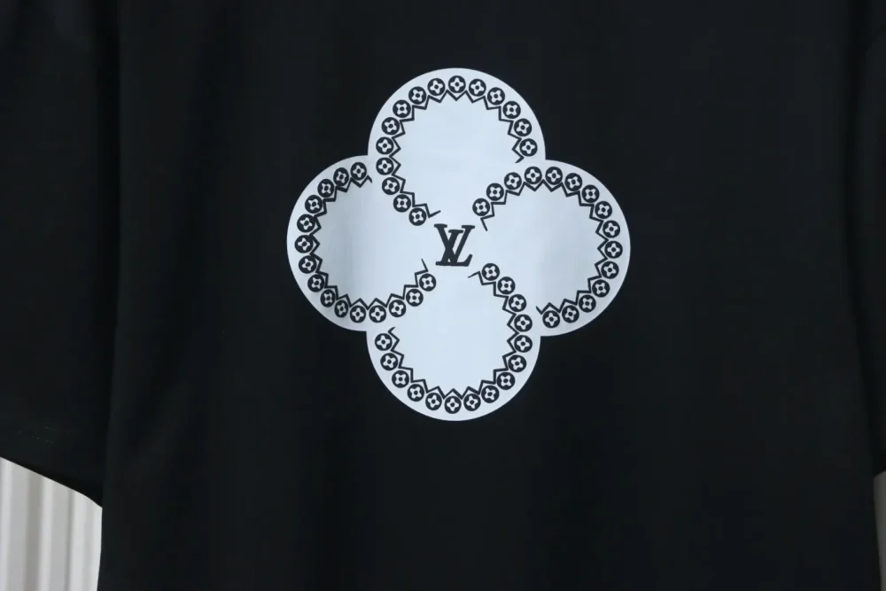 Kurzarm-T-Shirt mit vierblättrigem Kleeblatt – Bild 7