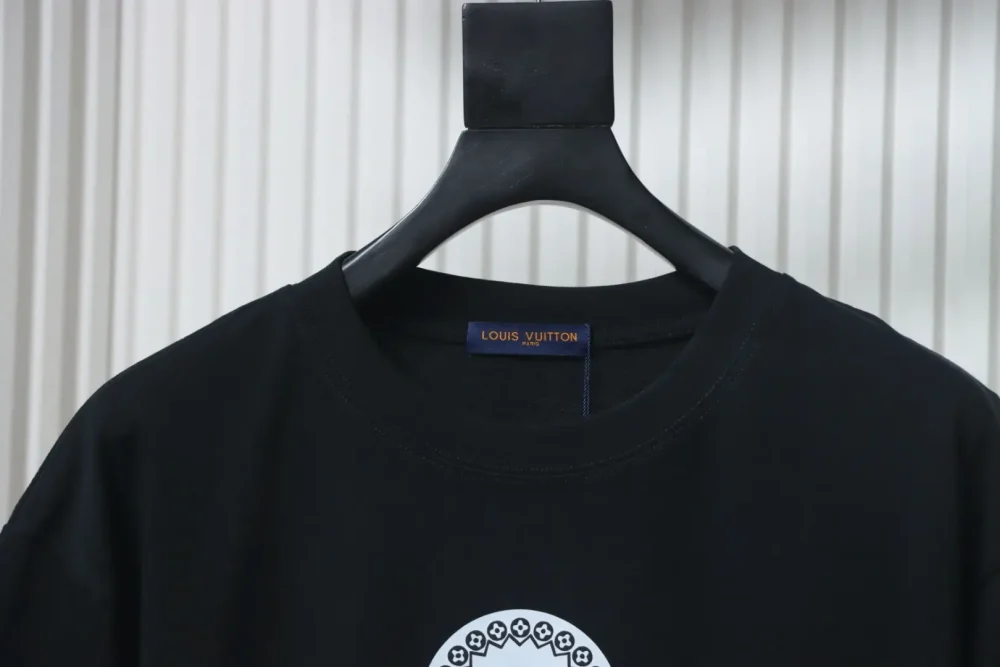 Kurzarm-T-Shirt mit vierblättrigem Kleeblatt – Bild 3