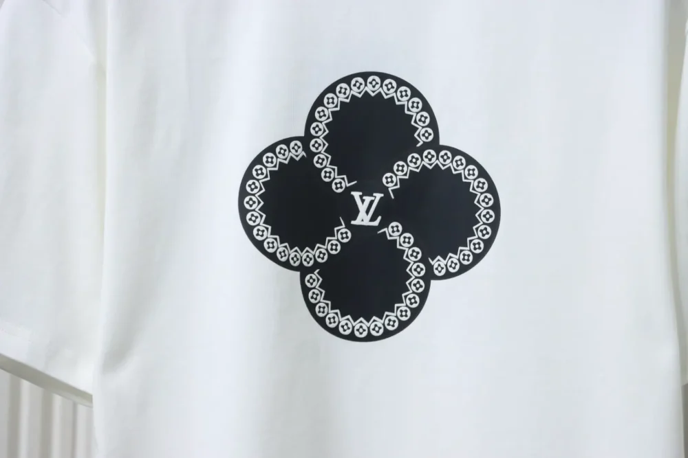 Kurzarm-T-Shirt mit vierblättrigem Kleeblatt – Bild 19