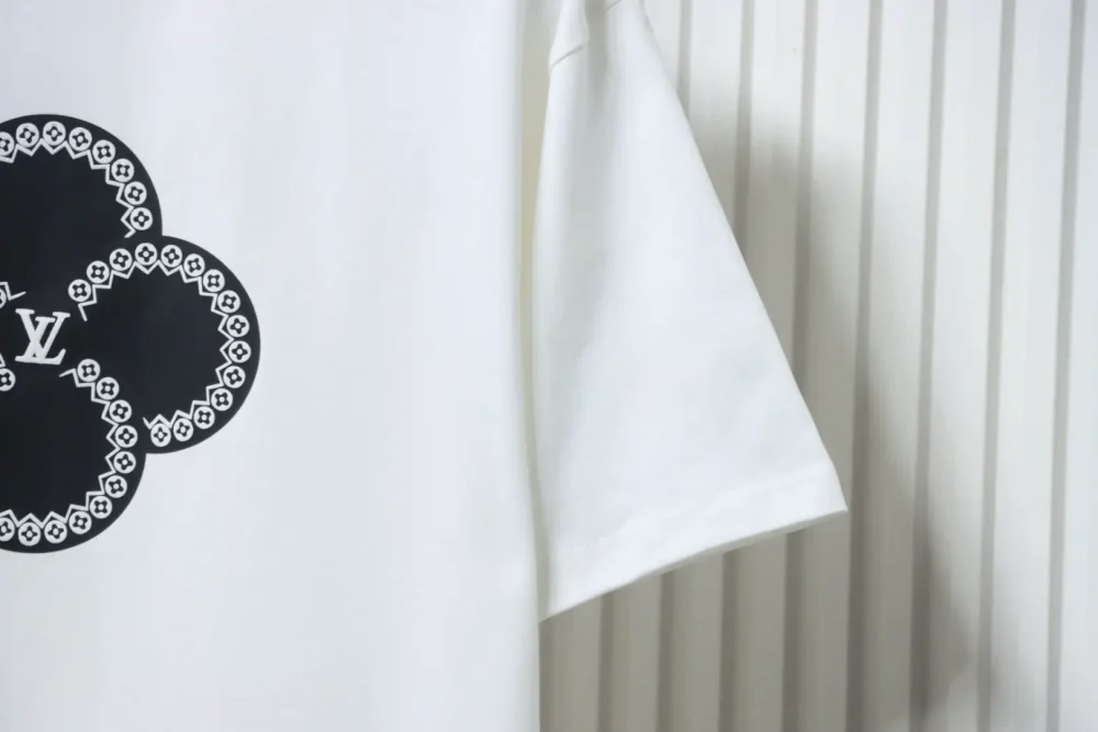 Kurzarm-T-Shirt mit vierblättrigem Kleeblatt – Bild 18