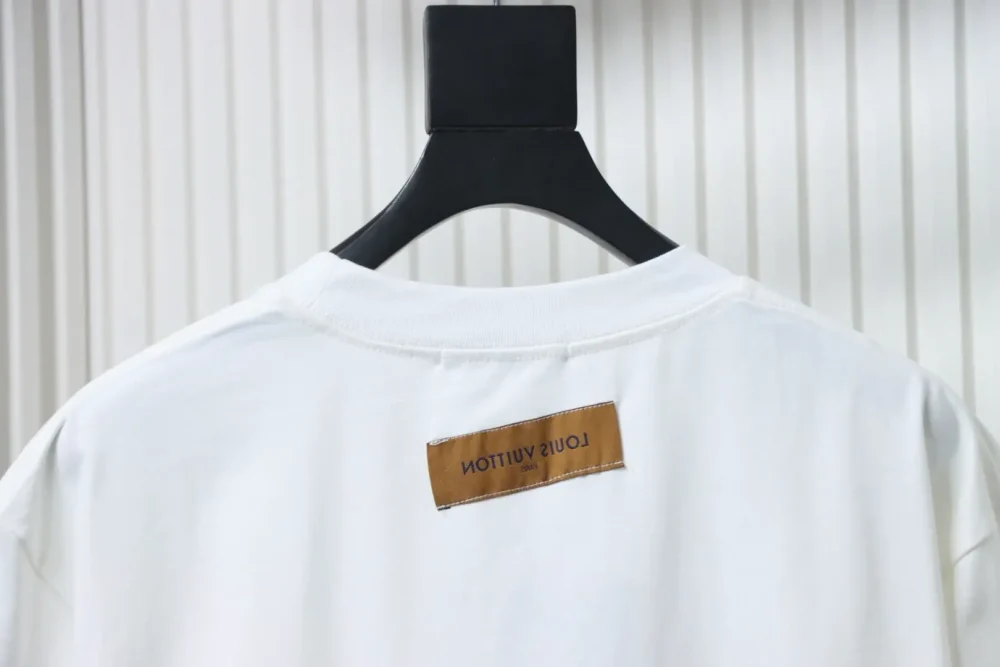 Kurzarm-T-Shirt mit vierblättrigem Kleeblatt – Bild 16