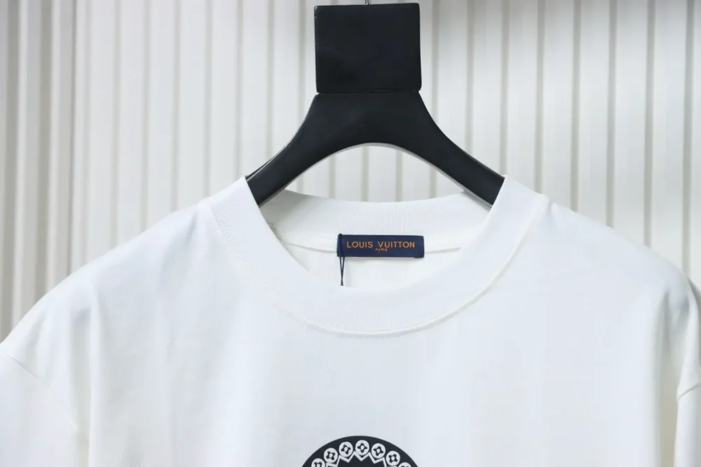 Kurzarm-T-Shirt mit vierblättrigem Kleeblatt – Bild 15
