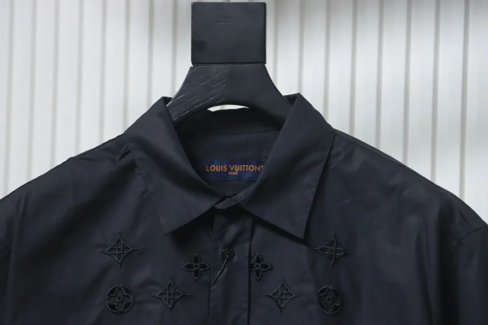 Kurzarmhemd mit Monogramm-Stickerei – Bild 3