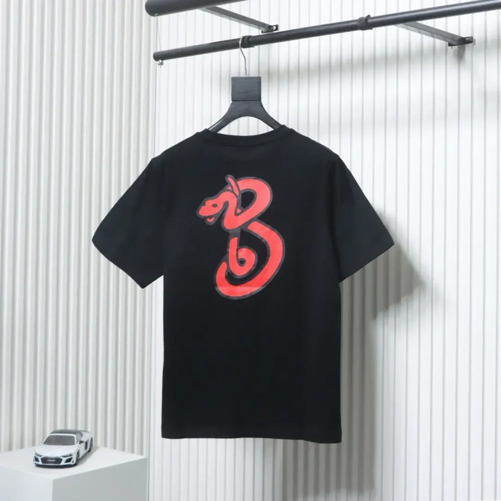 Kurzarmhemd „Year of the Snake“ in limitierter Auflage mit Logo-Aufdruck auf der Rückseite