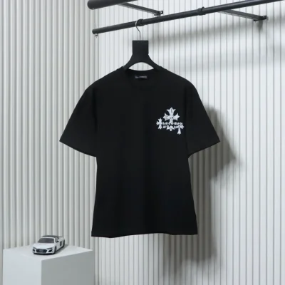 Kurzarmshirt mit handgemaltem Sanskrit-Kreuz und Distressed-Print