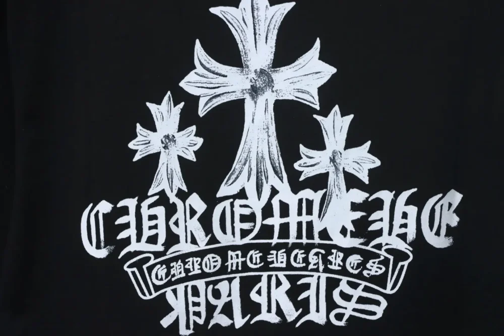 Kurzarmshirt mit handgemaltem Sanskrit-Kreuz und Distressed-Print – Bild 7