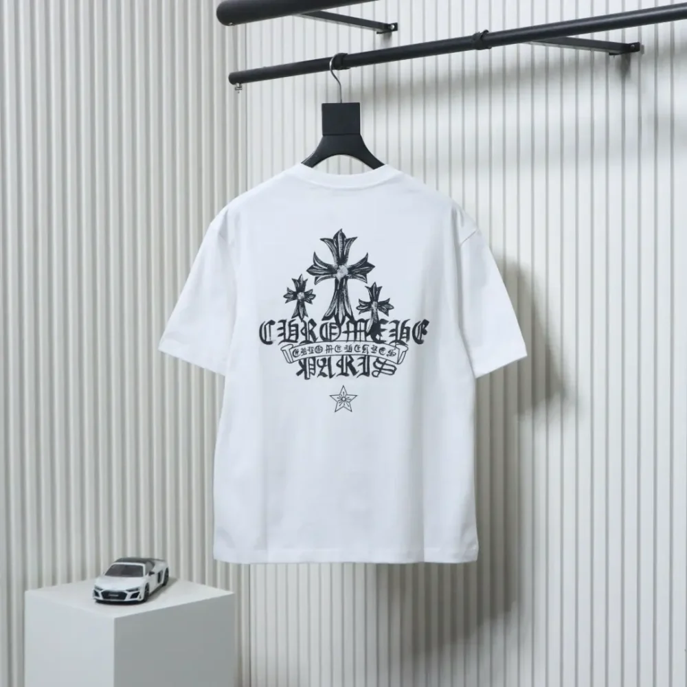 Kurzarmshirt mit handgemaltem Sanskrit-Kreuz und Distressed-Print – Bild 14