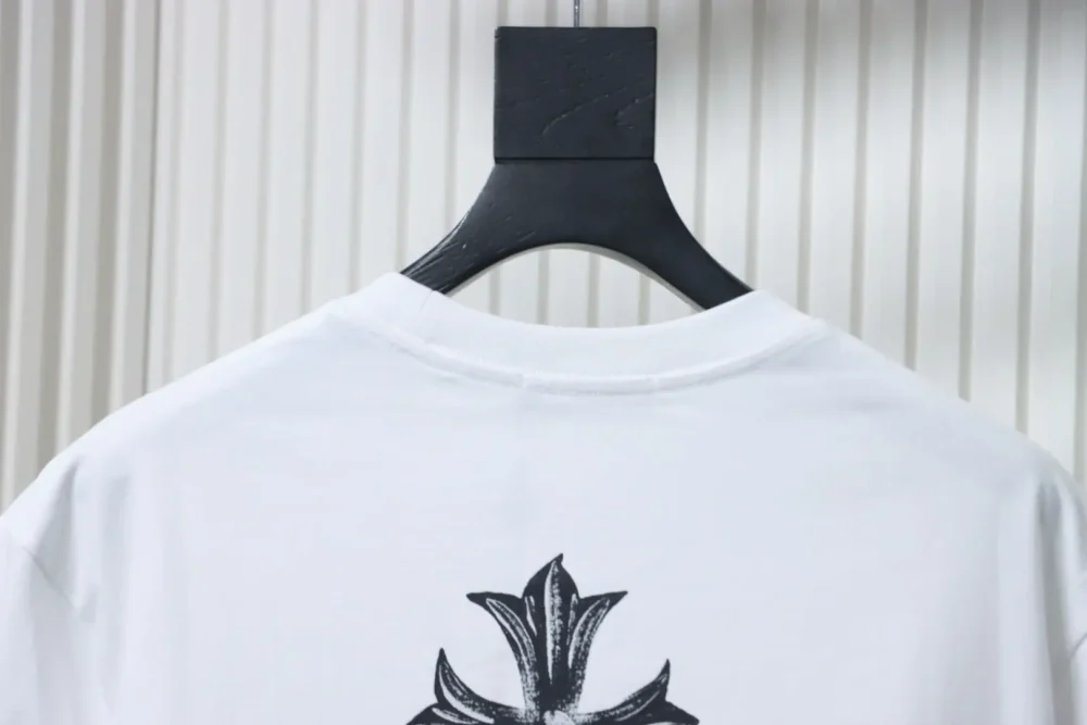Kurzarmshirt mit handgemaltem Sanskrit-Kreuz und Distressed-Print – Bild 15