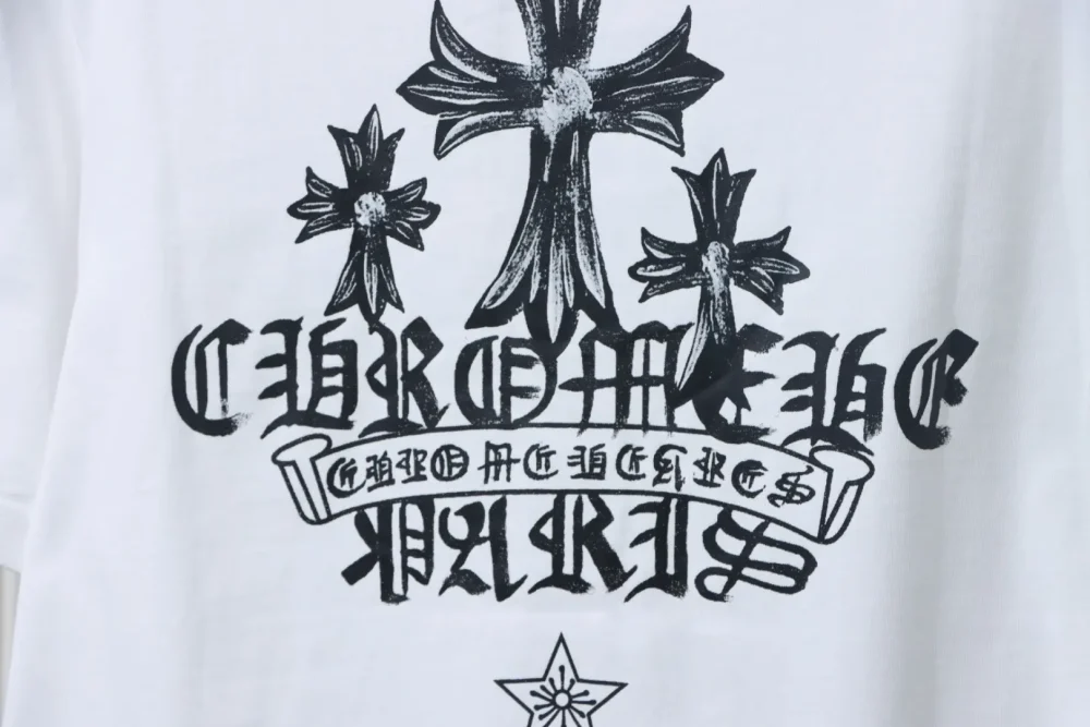 Kurzarmshirt mit handgemaltem Sanskrit-Kreuz und Distressed-Print – Bild 17