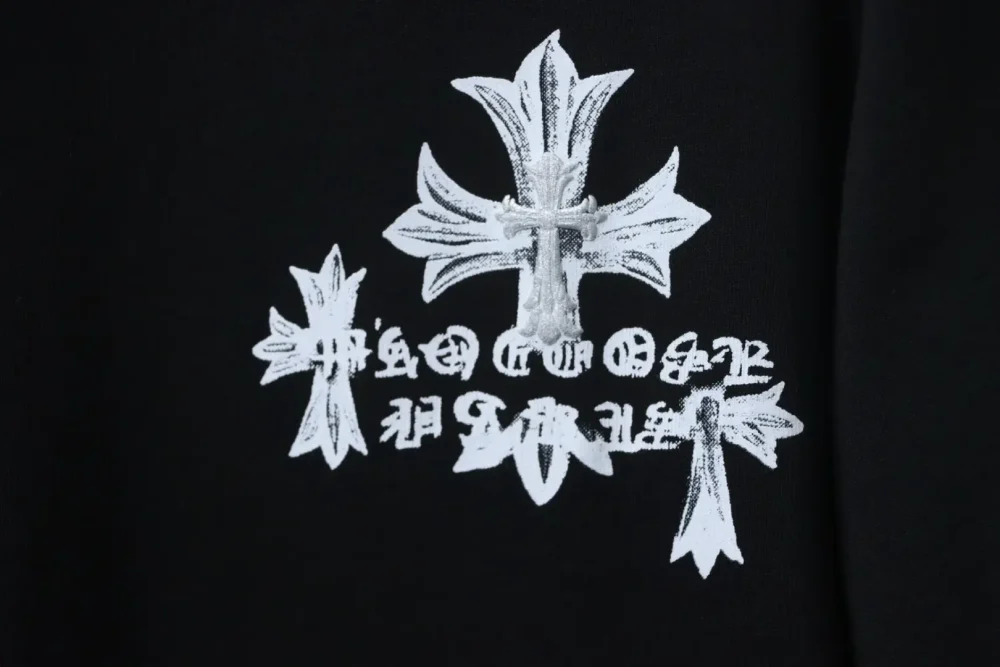 Kurzarmshirt mit handgemaltem Sanskrit-Kreuz und Distressed-Print – Bild 6