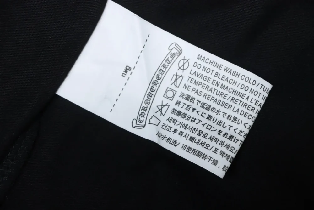 Kurzarmshirt mit handgemaltem Sanskrit-Kreuz und Distressed-Print – Bild 12