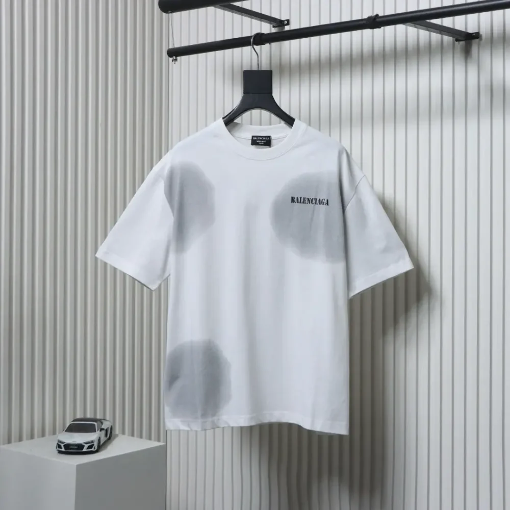 Kurzarmshirt mit melierter Rückseite und mehreren Buchstabenzeilen