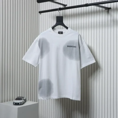 Kurzarmshirt mit melierter Rückseite und mehreren Buchstabenzeilen