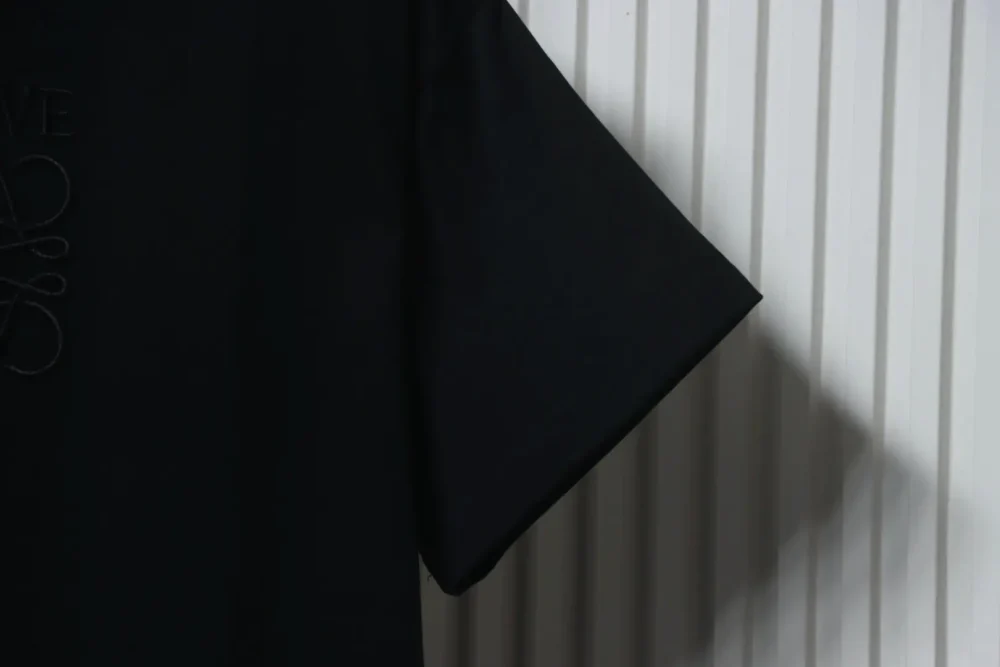 Kurze Ärmel mit verstecktem gesticktem Logo – Bild 4
