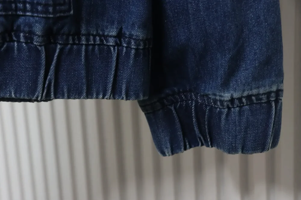 Langärmlige Jacke mit aufgesetzter Kapuze und halbem Reißverschluss – Bild 5