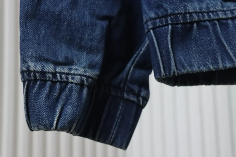 Langärmlige Jacke mit aufgesetzter Kapuze und halbem Reißverschluss – Bild 6