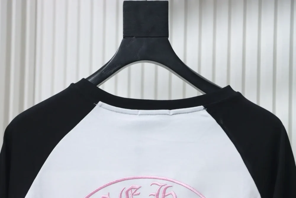 Langärmliges T-Shirt mit besticktem Hufeisen-Patchwork – Bild 14