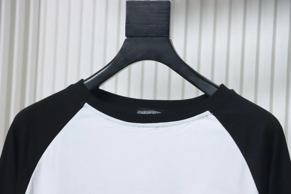 Langärmliges T-Shirt mit besticktem Hufeisen-Patchwork – Bild 15