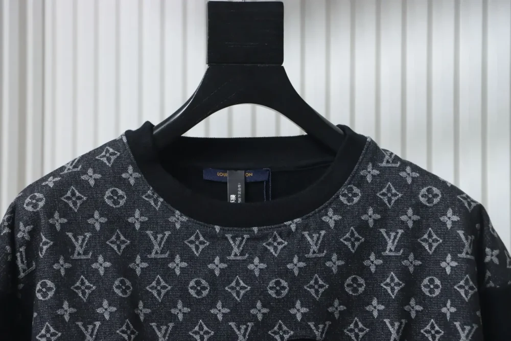 Langarm-T-Shirt mit Rundhalsausschnitt und Monogramm-Nähten – Bild 3
