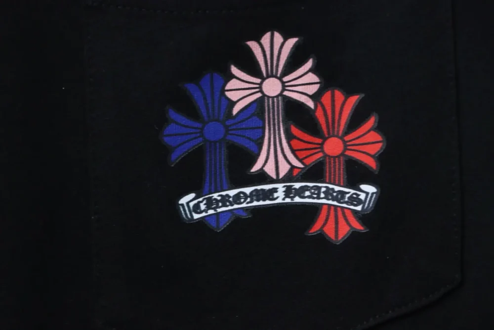 Langarm-T-Shirt mit buntem Kreuz-Print – Bild 8