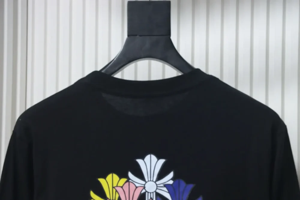 Langarm-T-Shirt mit buntem Kreuz-Print – Bild 4