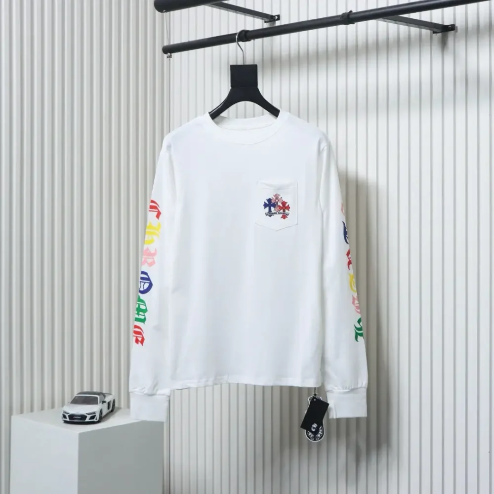 Langarm-T-Shirt mit buntem Kreuz-Print – Bild 9
