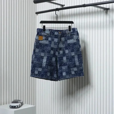 Monochrome Jeansshorts mit Schachbrettmuster