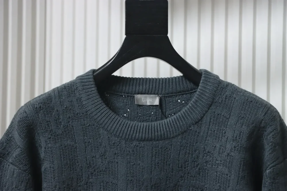 Neu eingetroffener grauer Allover-Jacquard-Strickpullover – Bild 3