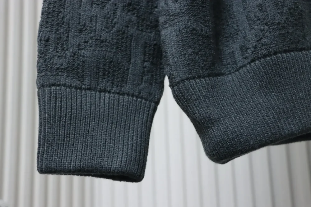 Neu eingetroffener grauer Allover-Jacquard-Strickpullover – Bild 7