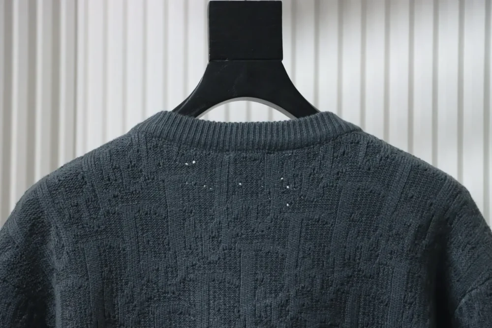 Neu eingetroffener grauer Allover-Jacquard-Strickpullover – Bild 4