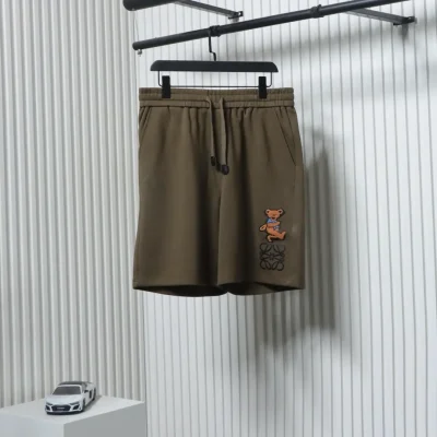 Neue Loewe-Shorts mit Handtuchbär-Aufnäher