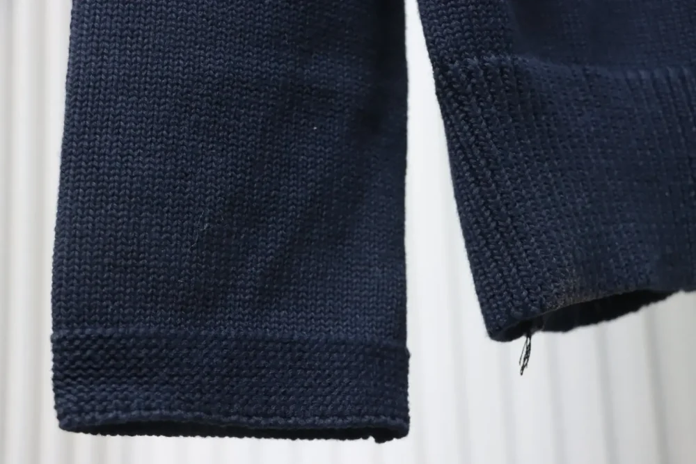 Neuer Strickpullover mit Rundhalsausschnitt und charakteristischer Buchstabenstickerei – Bild 17