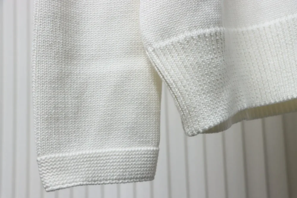 Neuer Strickpullover mit Rundhalsausschnitt und charakteristischer Buchstabenstickerei – Bild 7