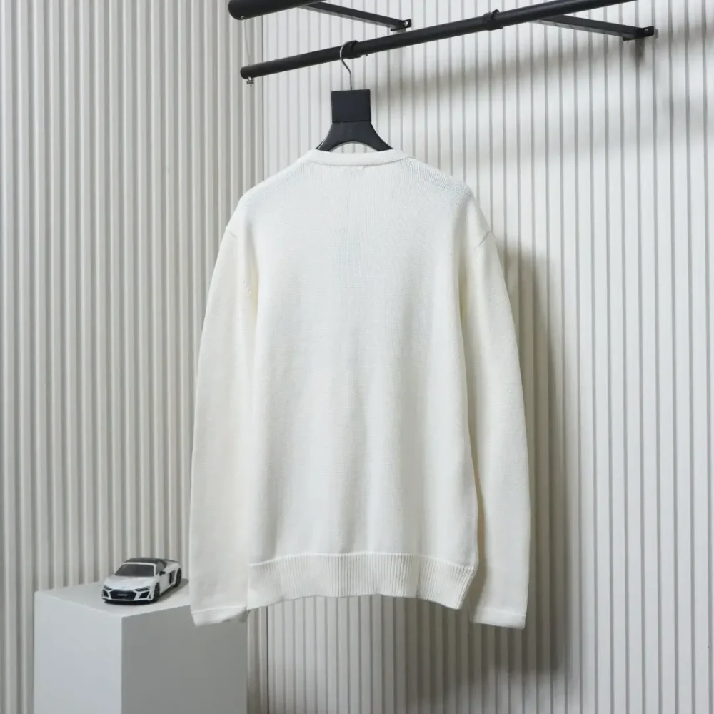 Neuer Strickpullover mit Rundhalsausschnitt und charakteristischer Buchstabenstickerei – Bild 2