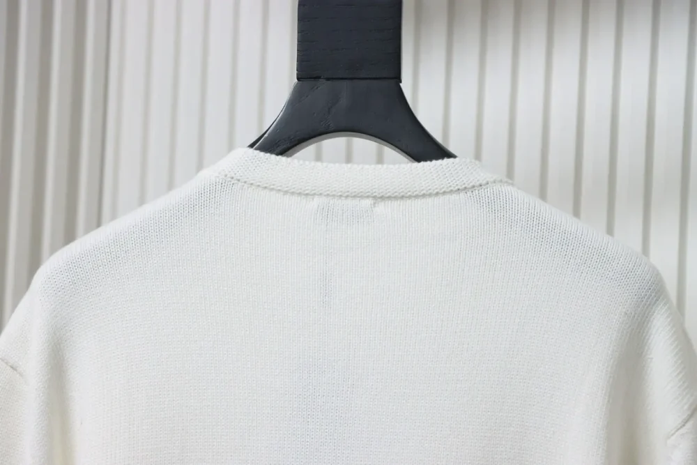Neuer Strickpullover mit Rundhalsausschnitt und charakteristischer Buchstabenstickerei – Bild 4