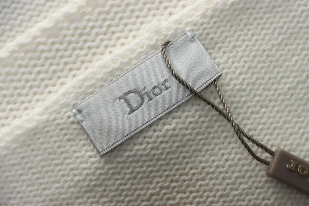 Neuer Strickpullover mit Rundhalsausschnitt und charakteristischer Buchstabenstickerei – Bild 10