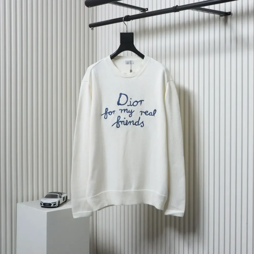 Neuer Strickpullover mit Rundhalsausschnitt und charakteristischer Buchstabenstickerei