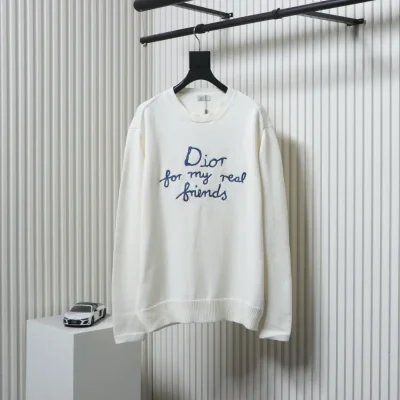 Neuer Strickpullover mit Rundhalsausschnitt und charakteristischer Buchstabenstickerei