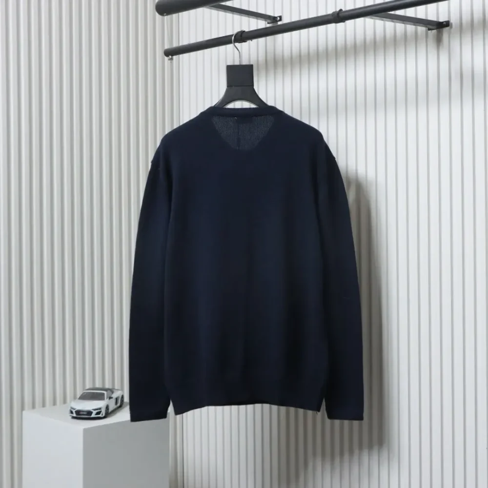 Neuer Strickpullover mit Rundhalsausschnitt und charakteristischer Buchstabenstickerei – Bild 14