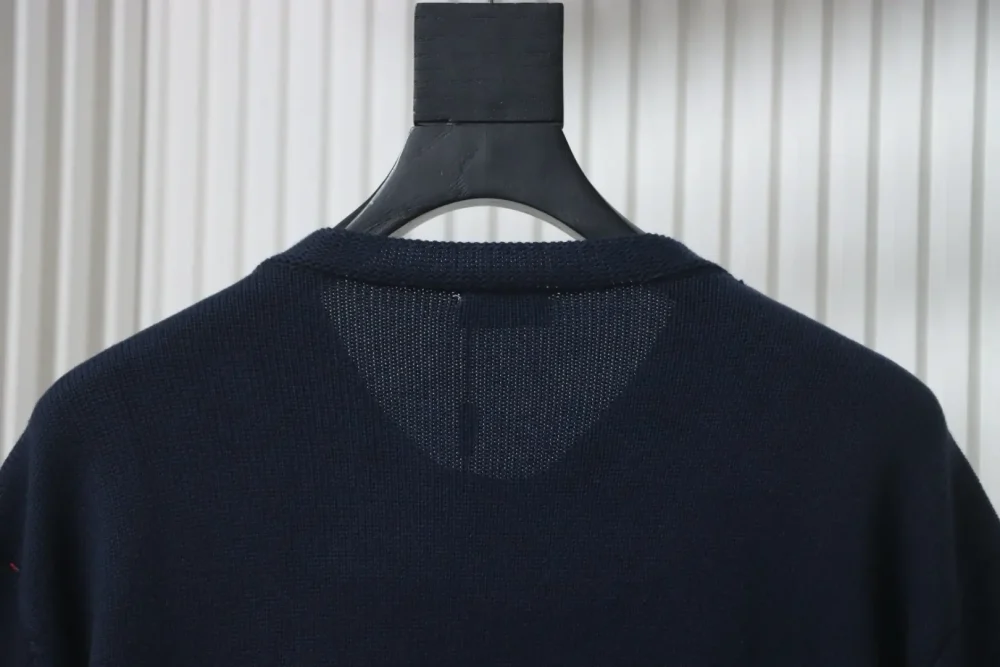 Neuer Strickpullover mit Rundhalsausschnitt und charakteristischer Buchstabenstickerei – Bild 16