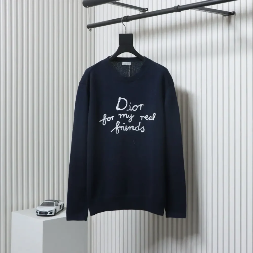 Neuer Strickpullover mit Rundhalsausschnitt und charakteristischer Buchstabenstickerei – Bild 13