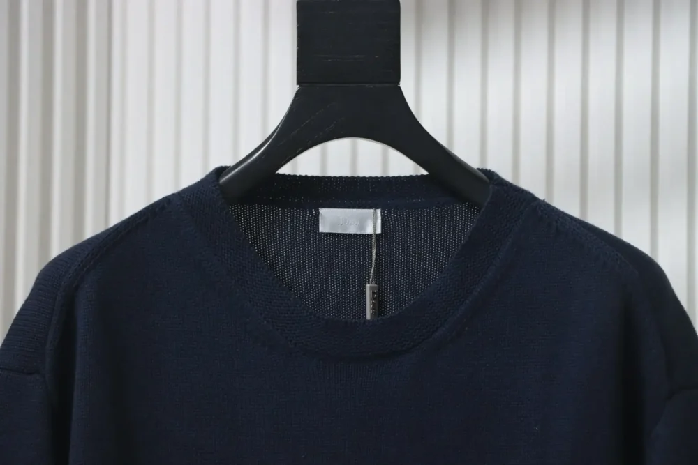 Neuer Strickpullover mit Rundhalsausschnitt und charakteristischer Buchstabenstickerei – Bild 15