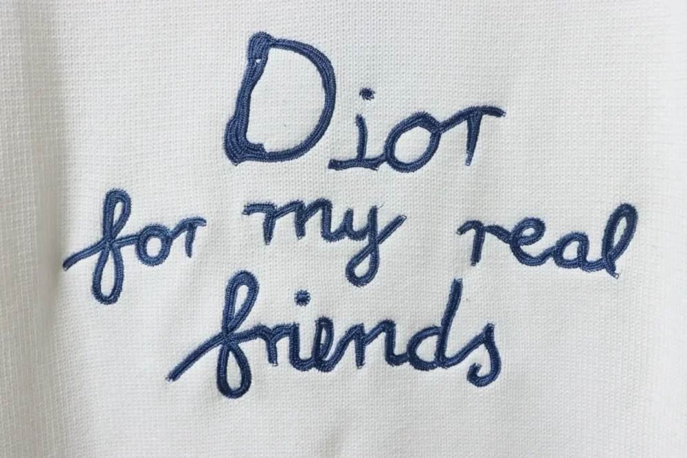 Neuer Strickpullover mit Rundhalsausschnitt und charakteristischer Buchstabenstickerei – Bild 5