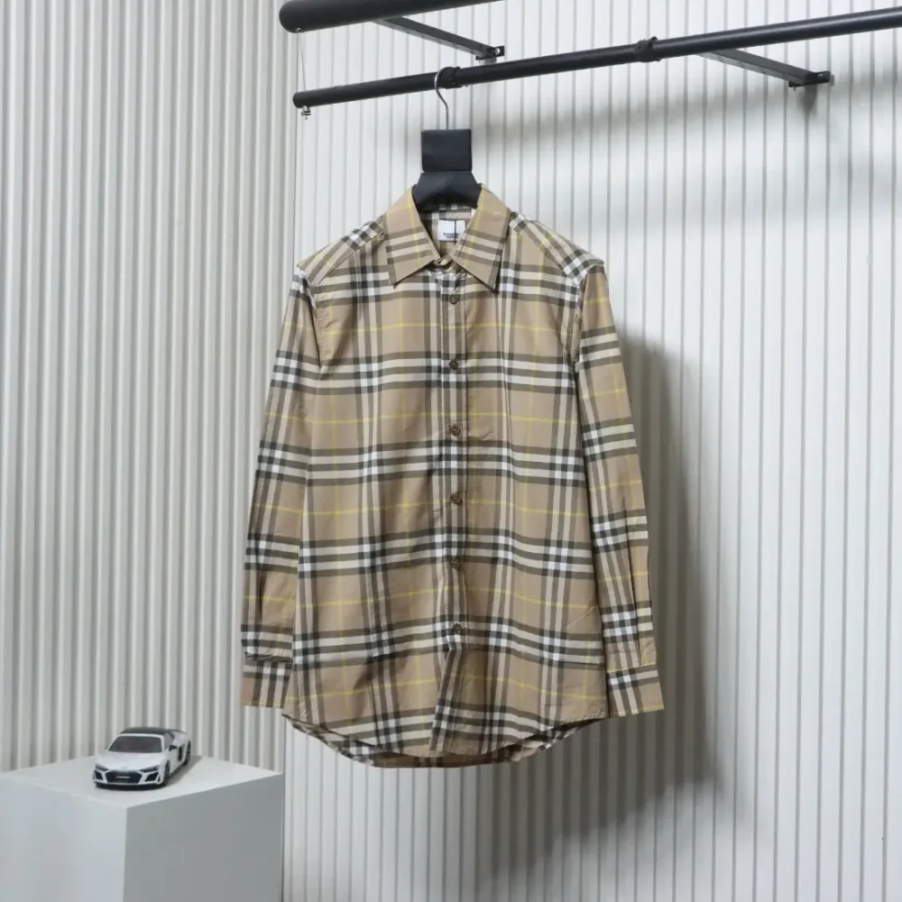 Neues gestreiftes Langarmshirt