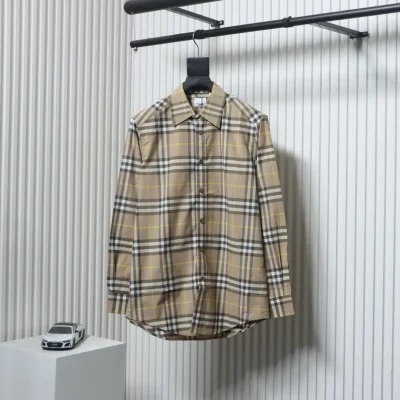 Neues gestreiftes Langarmshirt