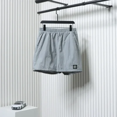 Nylon-Shorts mit kleinem gesticktem Logo